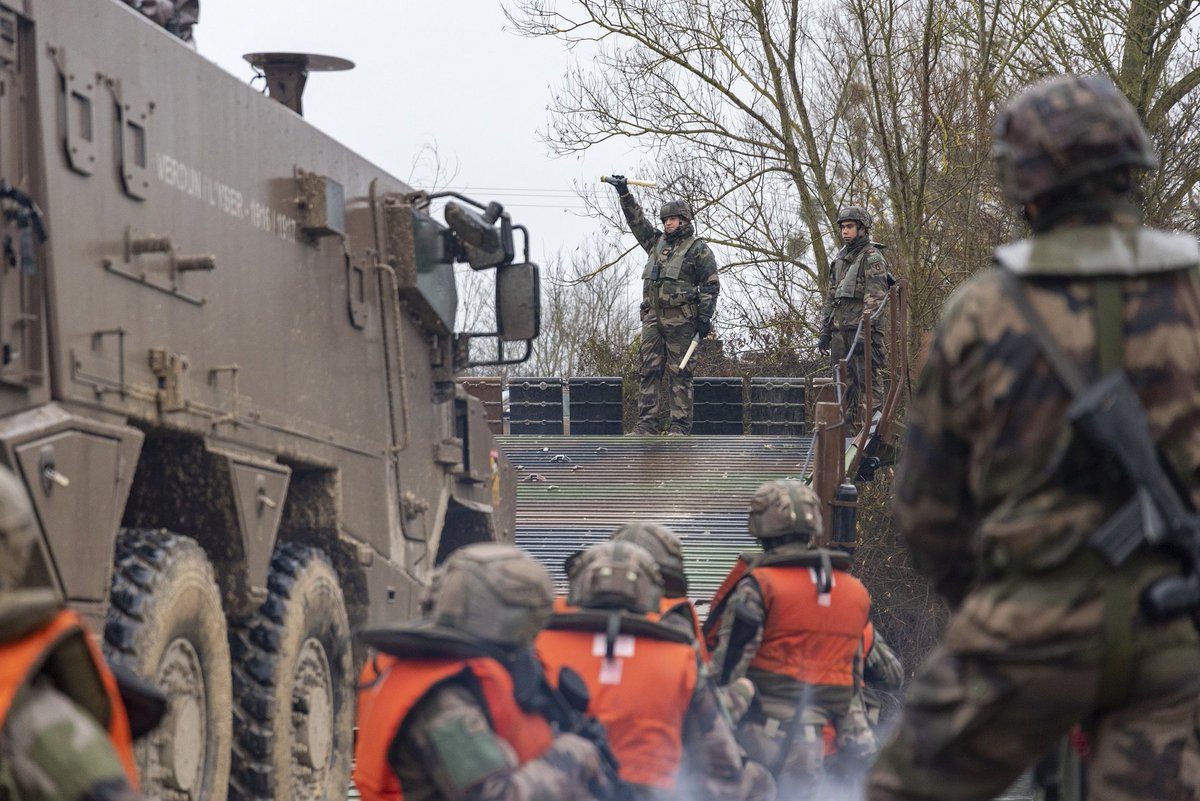 COM6BLB's tweet image. #SCORPIONXI : Franchissement de la Marne
Grâce aux éléments déployés par le #6RG et le #19RG, commandés par le #1REG, le GTIA GRIFFON du #1RI franchit la Marne, pour poursuivre son offensive et porter un coup décisif à l’ennemi.