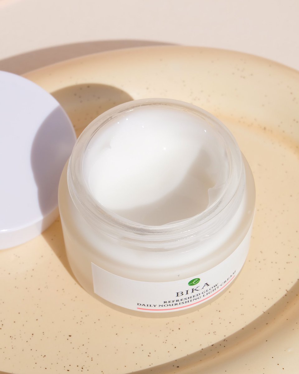 bareskindiary's tweet photo. มีส่วนผสมที่น่าสนใจหลายตัว 🔬 อย่าง สาหร่ายสีแดง, Ceramide 5 ชนิด, Niacinamide, Ectoin, Allantoin, ใบบัวบก, ผักเบี้ยใหญ่, Cacay Oil, Squalane

ที่จะช่วยเติมพร้อมกักเก็บความชุ่มชื้น เสริมเกราะป้องกันผิวของเราให้แข็งแรง ปลอบประโลมผิว ทำให้ผิวกระจ่างใส สุขภาพดี อย่างอ่อนโยน 👀🥛✨ https://t.co/ynqUx7Qpfi