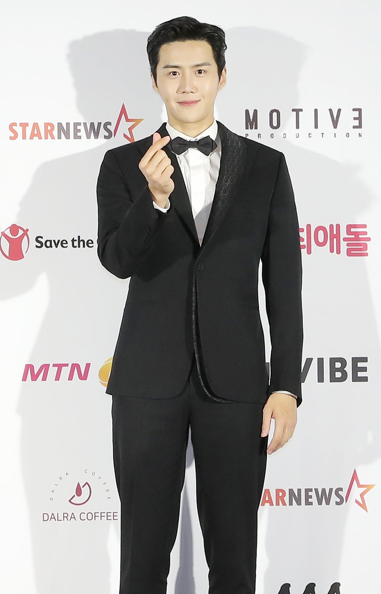 KimSeonHoVoting's tweet photo. Congratulations to actor Kim Seon Ho for winning the AAA RET Popularity Award and U+ Idol Live Popularity Award today at the 2021 Asia Artists Awards! We are all so incredibly proud of you! We love you 🤍

KimSeonHo MostPopularAAActor
#김선호_너라는_이유 #KimSeonHo https://t.co/QCS9p4s3Nv