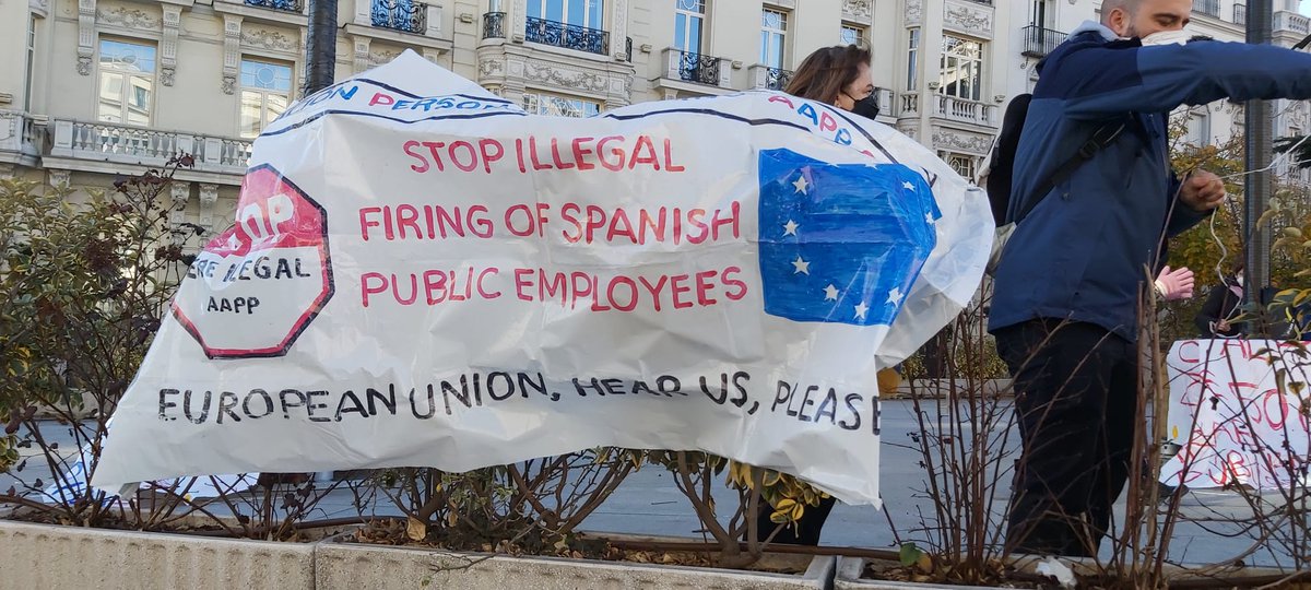 fijeza_arauz's tweet photo. 📍Pidiendo y exigiendo empleo digno, Justicia y aplicación de la normativa de la UE.
📍 Nuestra admiración eterna hacia ellos: empleados públicos temporales víctima de abuso que llevan años siendo explotados por nuestras AAPP que incumplen los mandatos de la UE.

#FijezaYA #Arauz https://t.co/0vfAXblW7W