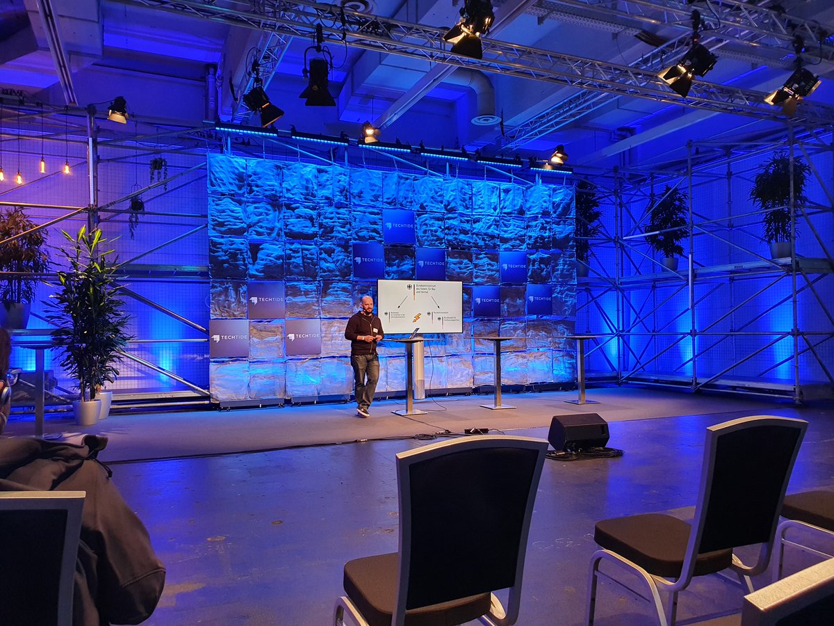 Den <a href="/praemandatum/">praemandatum</a> haben sie auch mal wieder auf die #TECHTIDE-Bühne gelassen. :) Leider sehr viel Wahres in seinem Vortrag. Das ist also der Teil Dystopie auf der Bühne heute, aber der Tag ist ja noch lang für positivere Ausblicke.