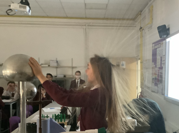 CryptScience's tweet photo. #CryptY8 have been learning about Static Electricity and found it a hair-raising experience! Can you explain how this hairstyle is possible? #CryptScience #CryptPhysics https://t.co/HNhhNZlGZa