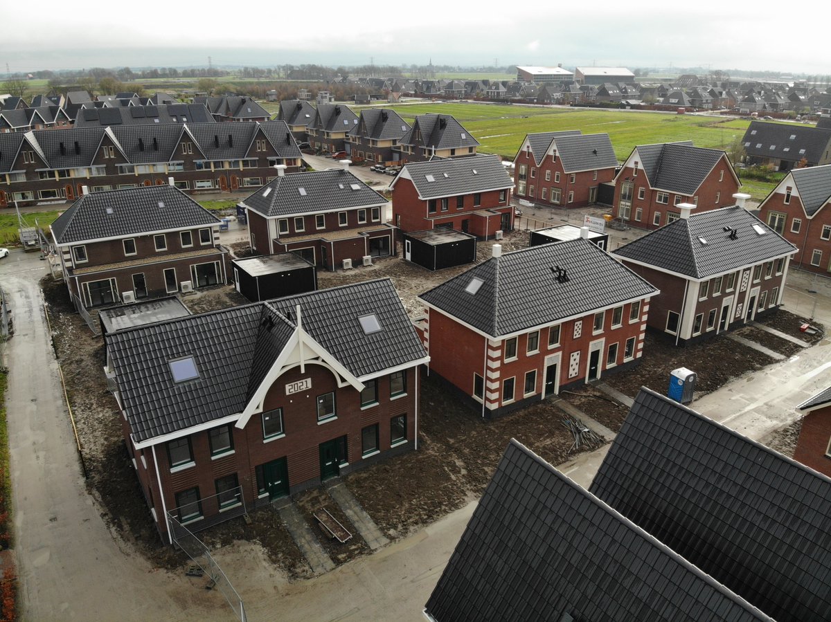 Lont_bouw's tweet photo. Over een paar dagen ontvangen de nieuwe bewoners van de Sânlânnen de sleutel van hun huis. Daarmee hebben we de woningen binnen 7 maanden vanaf heiwerkzaamheden opgeleverd! Meer weten over het Sânhûs-7x7 woonconcept van Lont? Lees de voordelen op https://t.co/Ek0uSFz8rb https://t.co/vt73hg7ksY
