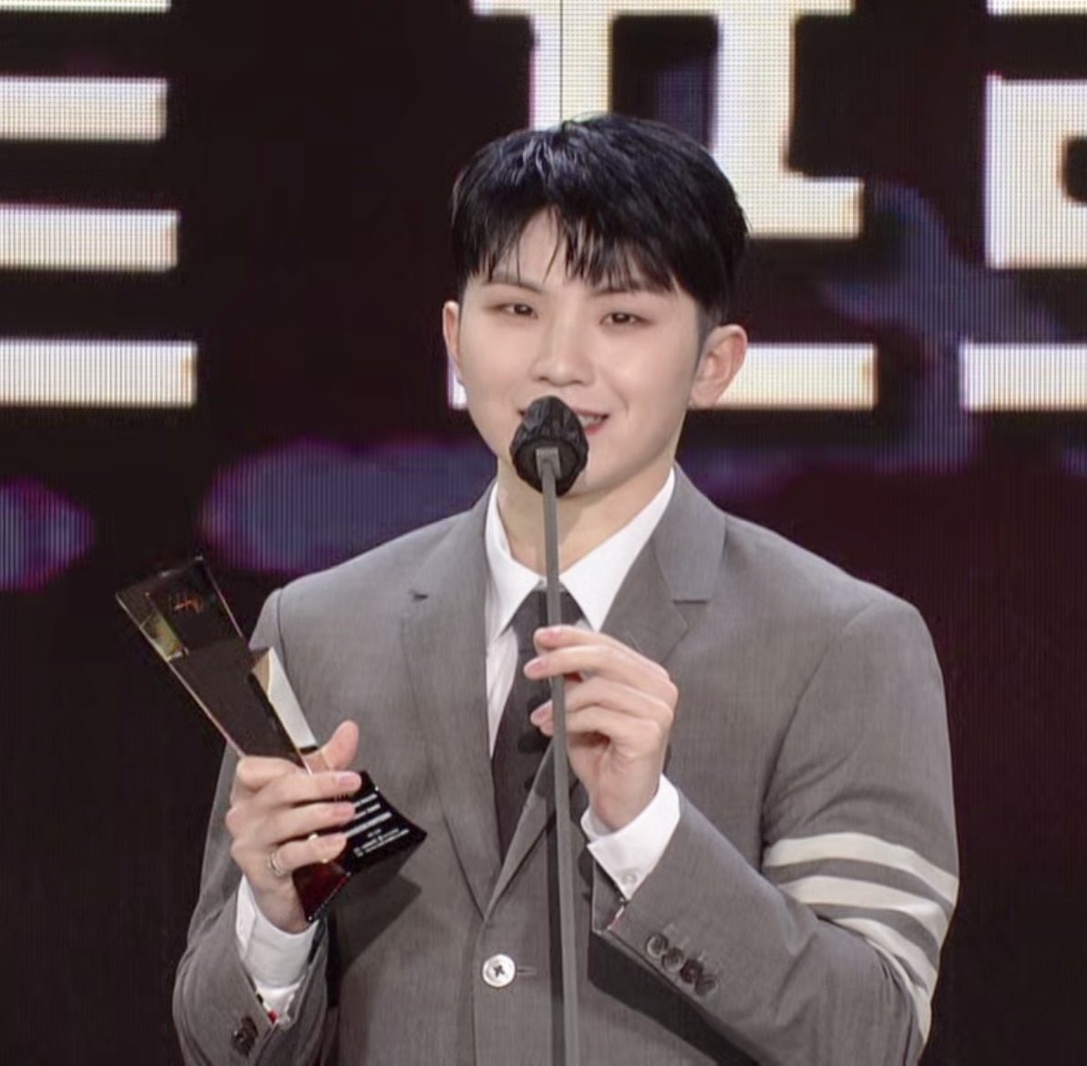 min9yu_tttop's tweet photo. mingyu’s proud mom moment for our best producer!! 😭 @pledis_17 https://t.co/TZvsLnNIXB