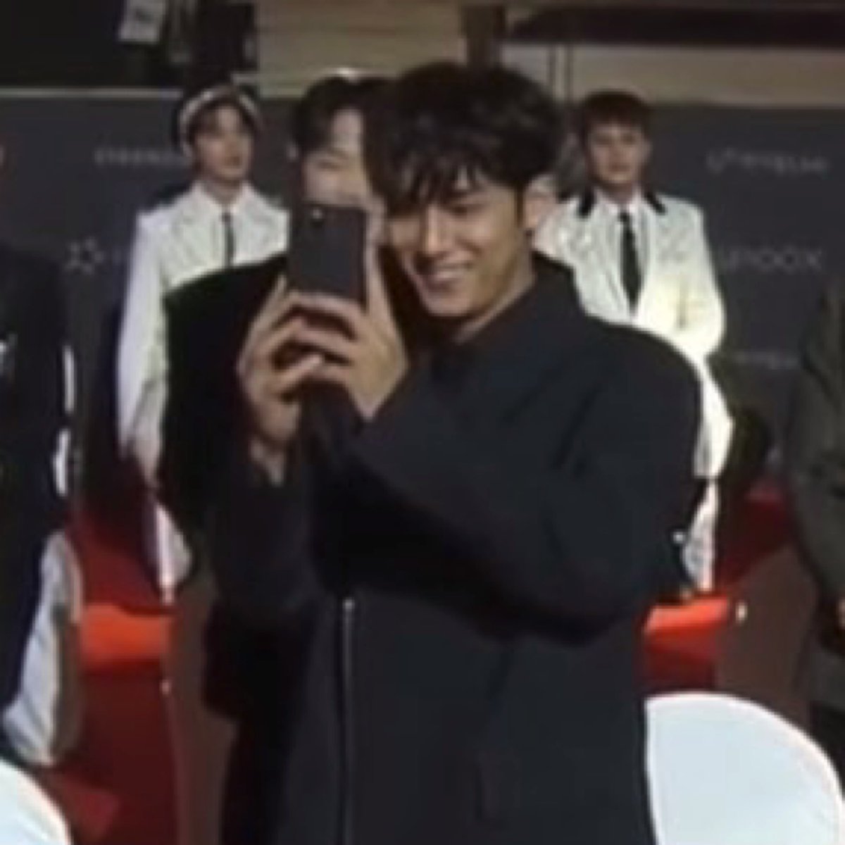 min9yu_tttop's tweet photo. mingyu’s proud mom moment for our best producer!! 😭 @pledis_17 https://t.co/TZvsLnNIXB