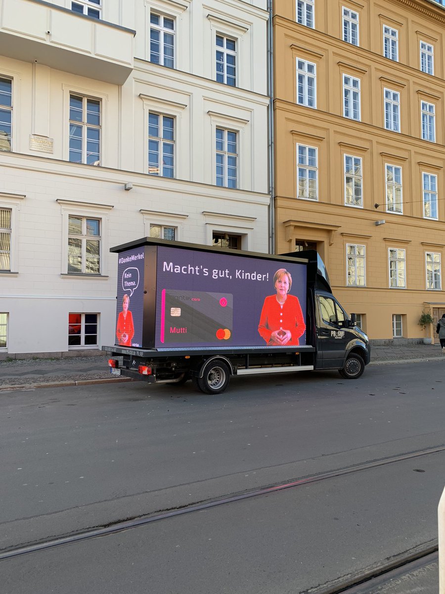 Die Mutti-Abschiedstour startet. Wir holen sie natürlich direkt vor der Haustür ab. #dankemerkel #Zapfenstreich