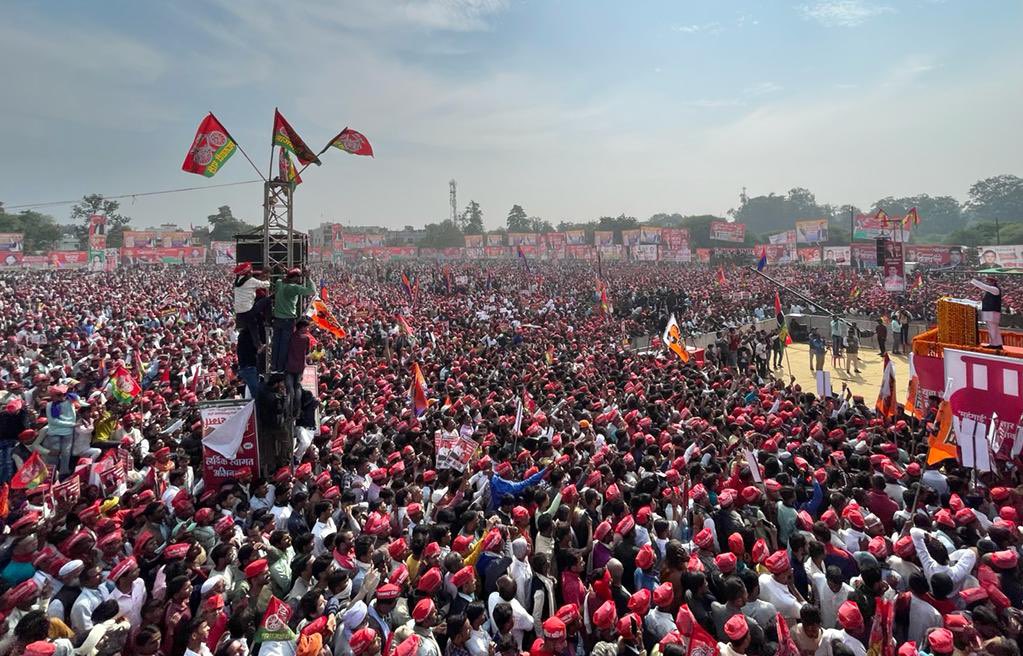 yadavakhilesh's tweet photo. कुछ लोगों को दूरबीन की नहीं आईने की ज़रूरत होती है… https://t.co/LbWCeSV6GH