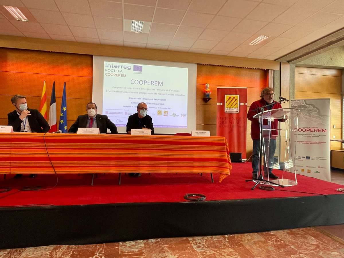 DiputacioGirona's tweet photo. 🤝El diputat de #MediAmbientDdGi, Lluís Amat, intervé en l'acte de tancament del @PoctefaCOOPEREM, a #Perpinyà. 

✅El projecte, nascut el 2018, ha desenvolupat una política conjunta en matèria de prevenció i gestió de riscos d'#incendisforestals a la zona transfrontera. https://t.co/zU3HXfnKn5