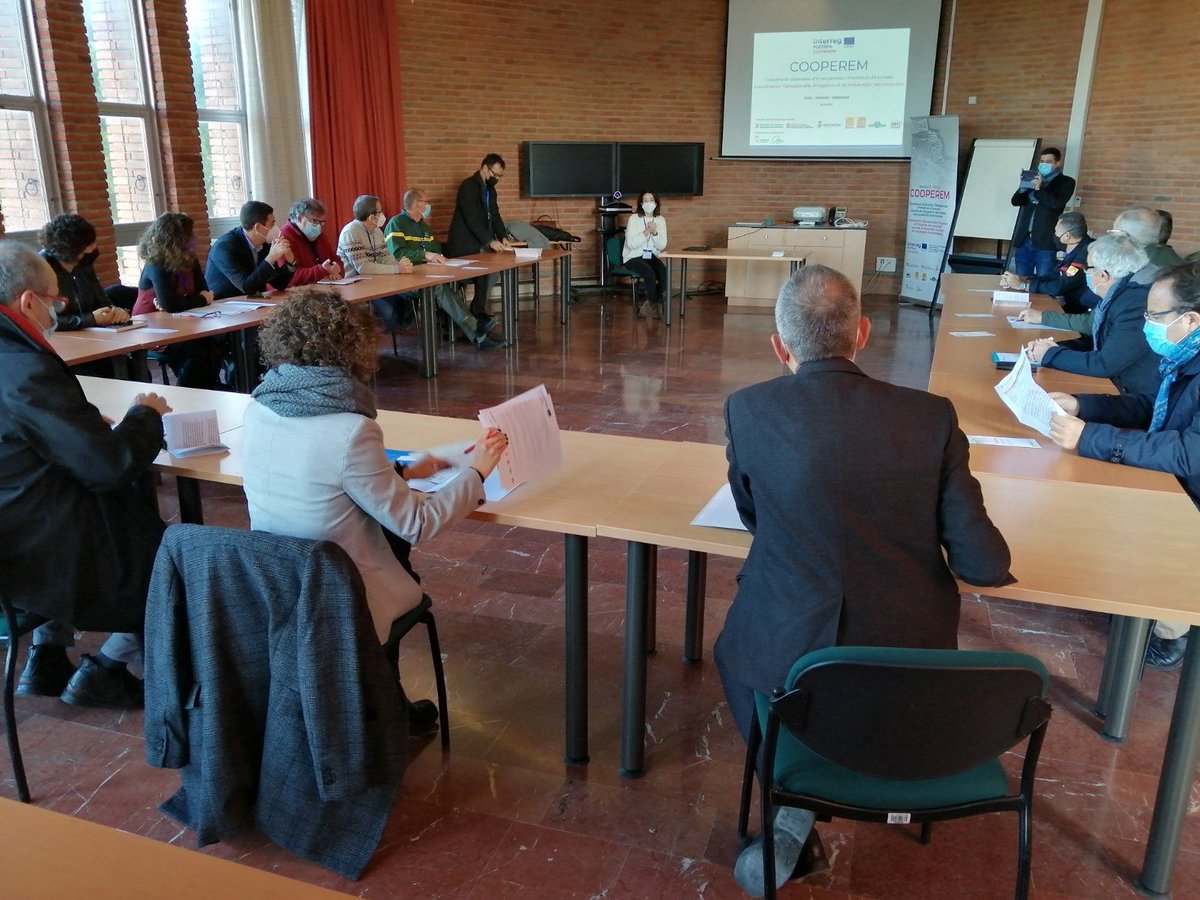 DiputacioGirona's tweet photo. 🤝El diputat de #MediAmbientDdGi, Lluís Amat, intervé en l'acte de tancament del @PoctefaCOOPEREM, a #Perpinyà. 

✅El projecte, nascut el 2018, ha desenvolupat una política conjunta en matèria de prevenció i gestió de riscos d'#incendisforestals a la zona transfrontera. https://t.co/zU3HXfnKn5