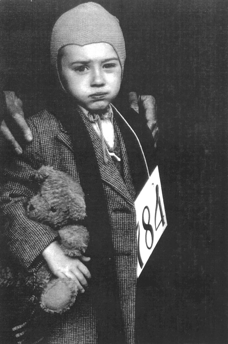 #OTD 1938, the first #Kindertransport arrived in the UK. Visit the Library's online educational resource the #HolocaustExpained to learn more about the rescue of 10,000 mainly Jewish child #refugees from Nazi Germany, Austria, Czechoslovakia and Poland. bit.ly/2XZiAw2