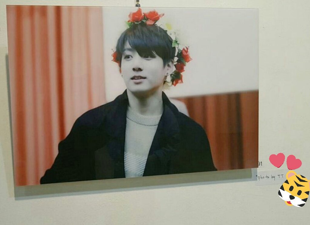 throwback to when Taehyung borrowed his fansite’s camera to take a picture of Jungkook 😄 they even included it in their exhibition and credited Taehyung 🥲
