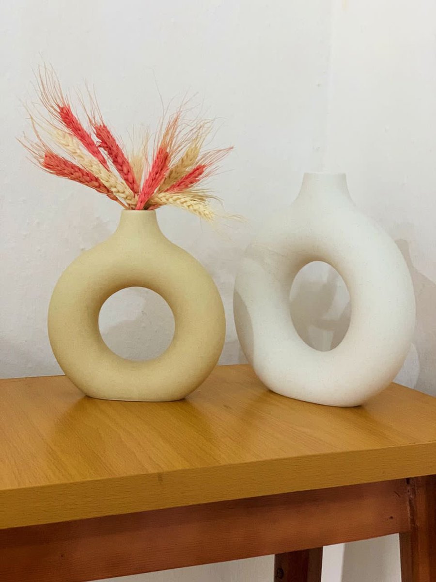 Tiwarewa_NG's tweet photo. Shop our Tiwa doughnut vases in 3 different colors of white, cream and black.

Small size(20cm) : 15000 NGN
Big size(30 cm) : 20000 NGN

10% discount discount available if you buy the two sizes.

Do send a dm or click the link in our bio to order. https://t.co/vwPNBV0Wye