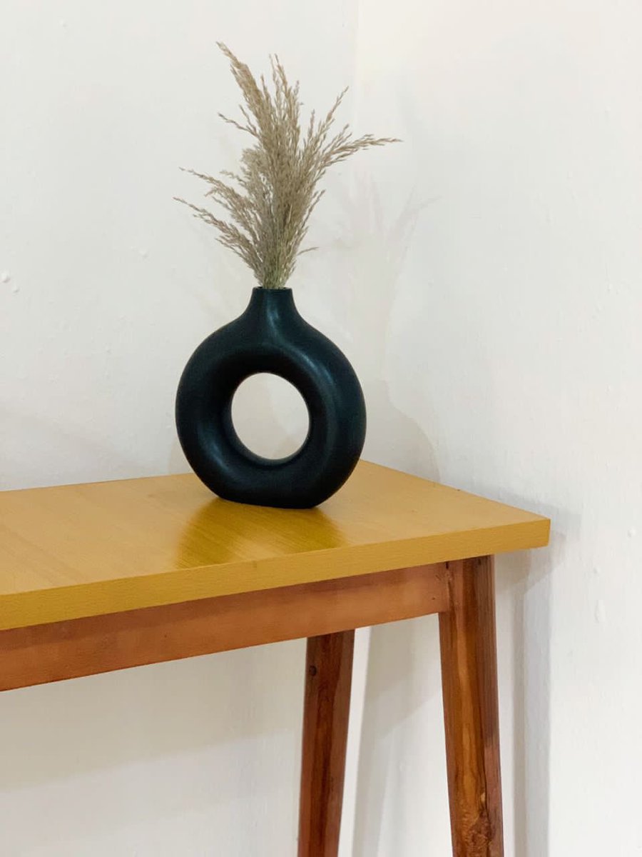 Tiwarewa_NG's tweet photo. Shop our Tiwa doughnut vases in 3 different colors of white, cream and black.

Small size(20cm) : 15000 NGN
Big size(30 cm) : 20000 NGN

10% discount discount available if you buy the two sizes.

Do send a dm or click the link in our bio to order. https://t.co/vwPNBV0Wye