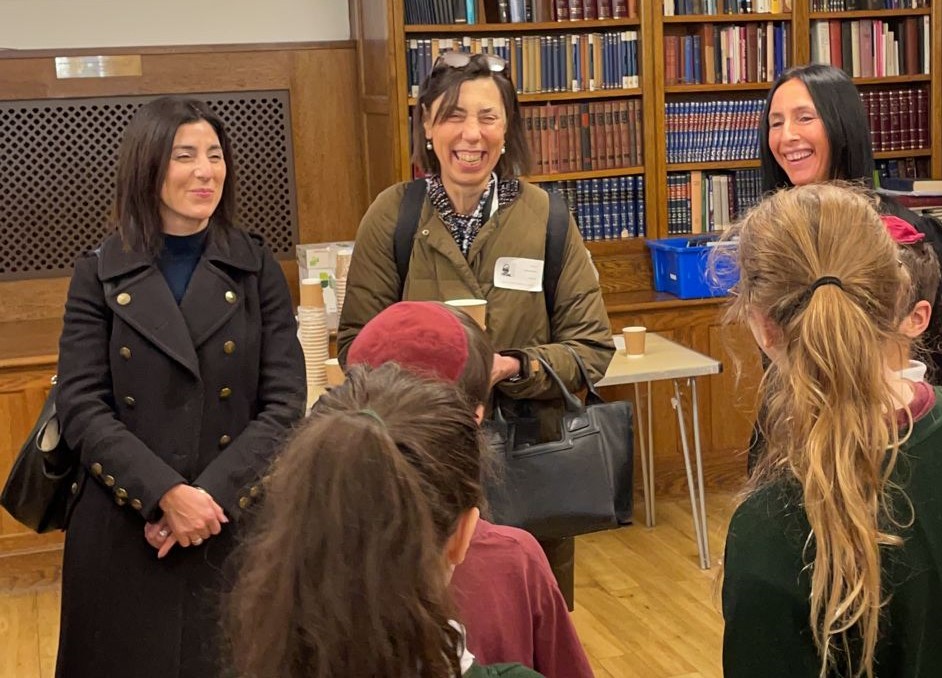 It was an honour to welcome Baroness <a href="/dianabarran/">Diana Barran</a>, Minister for the schools system, to Rimon Jewish Primary School this morning together with the <a href="/BoardofDeputies/">Board of Deputies of British Jews</a>. Baroness Barran enjoyed listening to the children's morning tefillah! She also enjoyed meeting the pupils. [1/3]