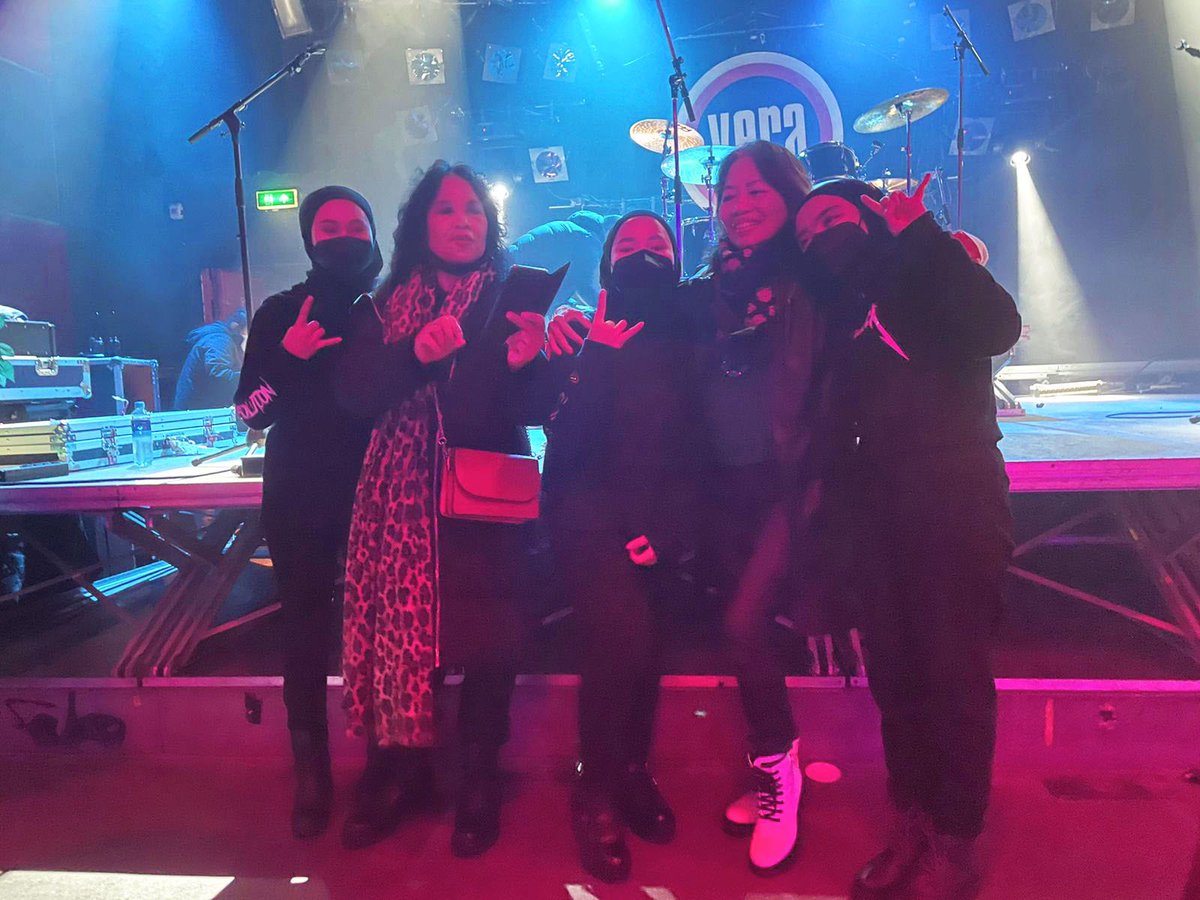 We decided to hold a private gig to show our appreciation for the amazing staff and volunteers at the legendary @veraclub last night 🙌🏽

We also met Oma Titiek and Oma Lies from Dara Puspita!😱
 
Thank you all so much!
 
#VOB
#VoiceOfBaceprot
#FightDreamBelieveEuropeanTour2021