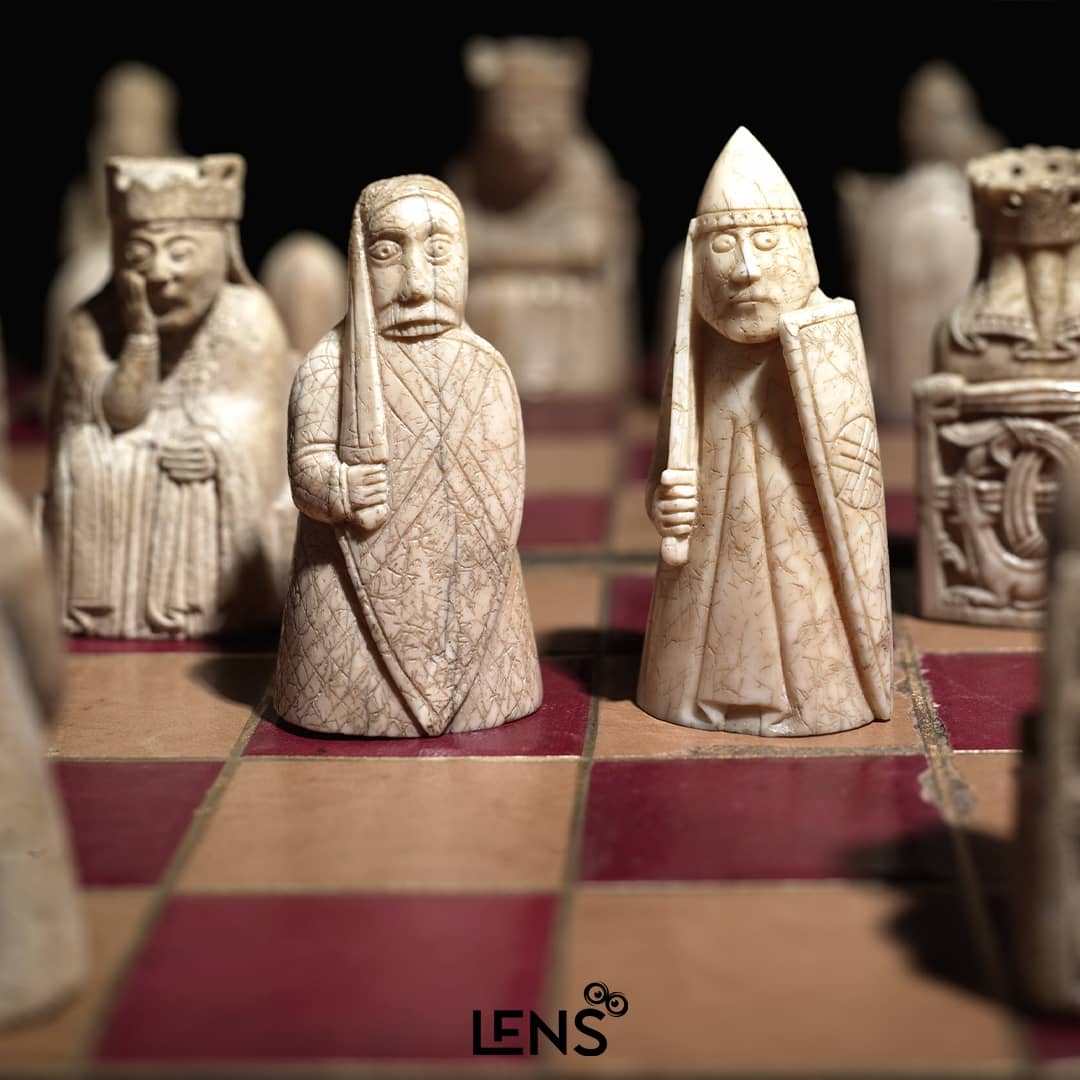 DergiLens's tweet photo. Roma süsleme sanatının muhteşem bir kanıtı olan Lewis satranç figürlerinin Norveç'te üretildiği tahmin ediliyor ve ortaçağın oyun taşları olarak geçerliliğini koruyor. Toplam 78 satranç figüründen oluşmaktadır.
.
.
.
#satranç #satrançtakımı #roma #süs #oyun #figür #norveç https://t.co/eKI9eSerta