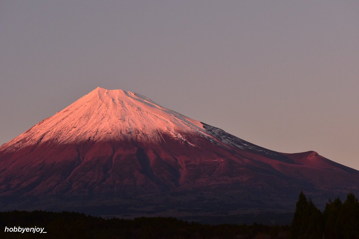 今日夕方に富士山🗻が色濃く染まる紅富士は定番ながら何度眺めてもとても美しい姿です。