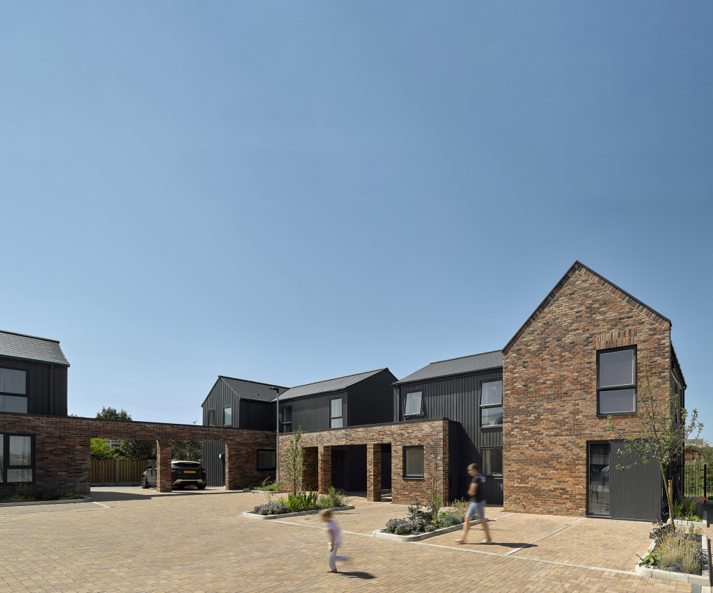 We're looking for a Programme Lead to work with us to develop places that are well-designed and a joy to live in. You'll lead a brilliant team to create high-quality  and sustainable homes and neighbourhoods. 

Find out more about the role ➡️ careers.syha.co.uk/vacancy/progra… 🧵 (1/2)