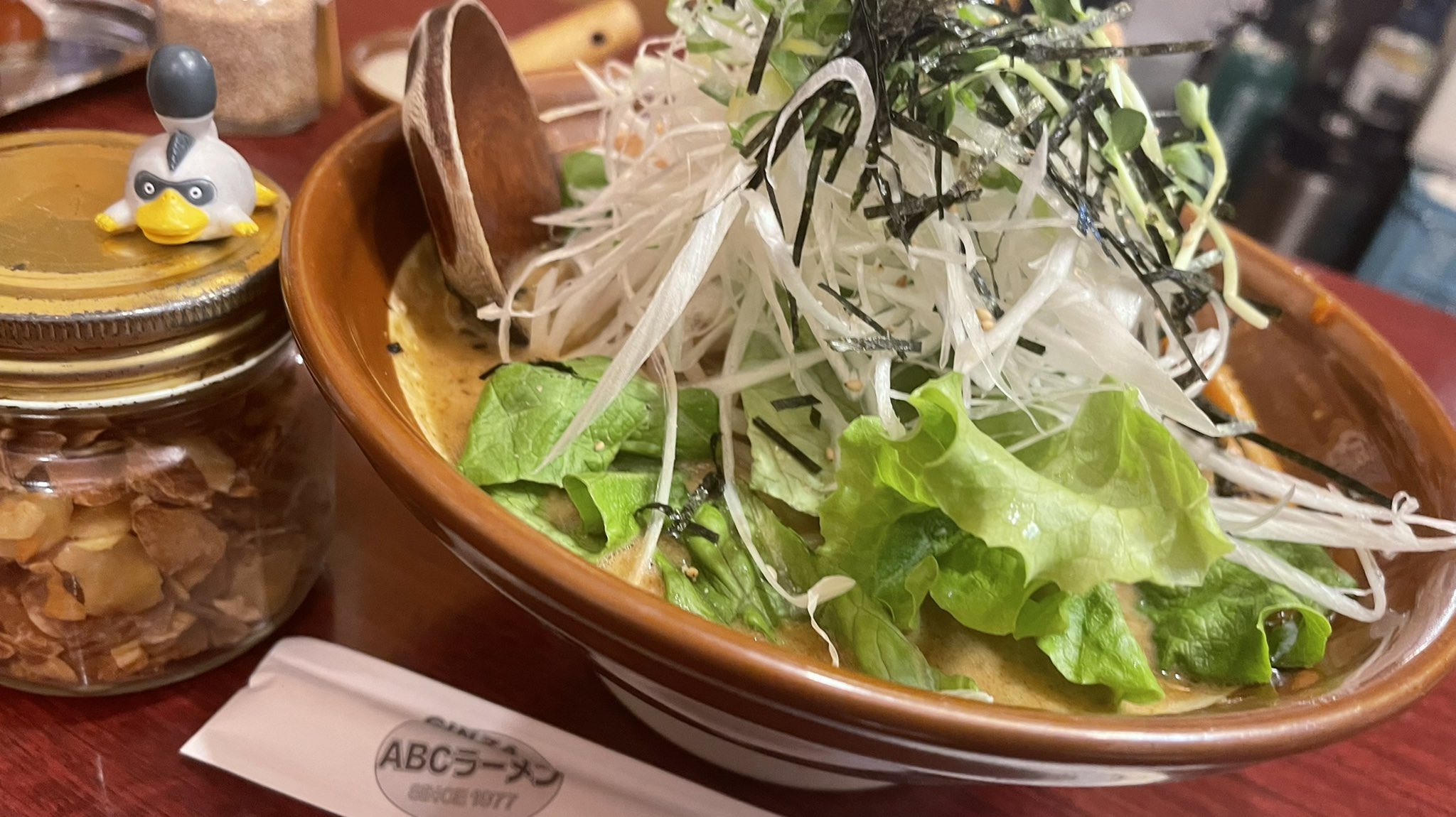 تويتر I ɹoʎi ɥnɹoʎi ɥ على تويتر 本日のひよりめし Abcラーメン 銀座飯 マージャンメン ネギトッピング 麺大盛 体に良いゴマとネギがたっぷり入った満点完全栄養食ラーメン 美味すぎる 体に染みる テーブルのフライドガーリックとゴマでさらに美味い