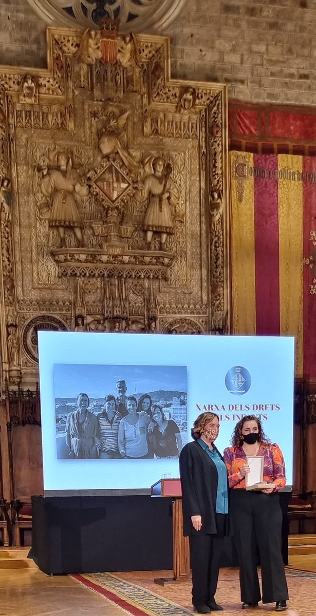 AssDiomira's tweet photo. 🏆 La Xarxa dels Drets dels Infants ha rebut la Medalla d'Honor de Barcelona.

👏Gràcies pel reconeixement a la tasca feta i enhorabona a totes les entitats que en formem part! 

#XarxaDretsInfants #MedallaHonorBarcelona @AcordCiutada @BCN_CiutatDrets @BCNeducadora https://t.co/vxigOt697g