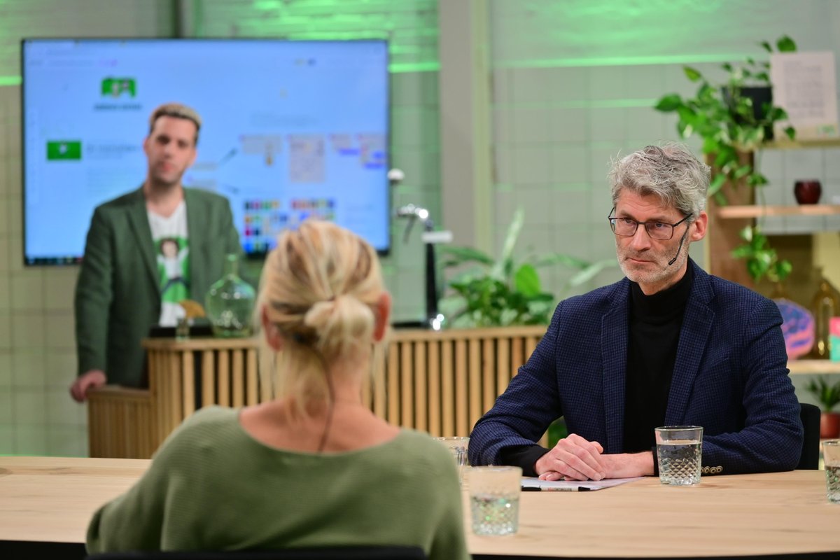 De Direct Duidelijk Tour is nu aan de gang over vertrouwen in de overheid. Met @renataverloop als gespreksleider. Bij haar aan tafel zitten <a href="/JanssenKoos/">Koos Janssen</a>, burgemeester van <a href="/gemeentezeist/">Gemeente Zeist</a>, <a href="/RWonderen/">Ron Van Wonderen</a>, onderzoeker bij het <a href="/VerweyJonkerIns/">Verwey-Jonker Instituut</a> en Hetty, de 'gewone burger' #DDTour