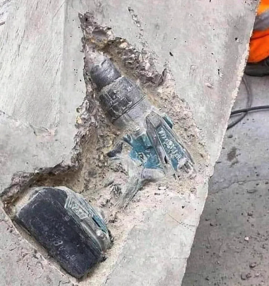 マキタのドライバドリルが…コンクリート柱の中に閉じ込められているw