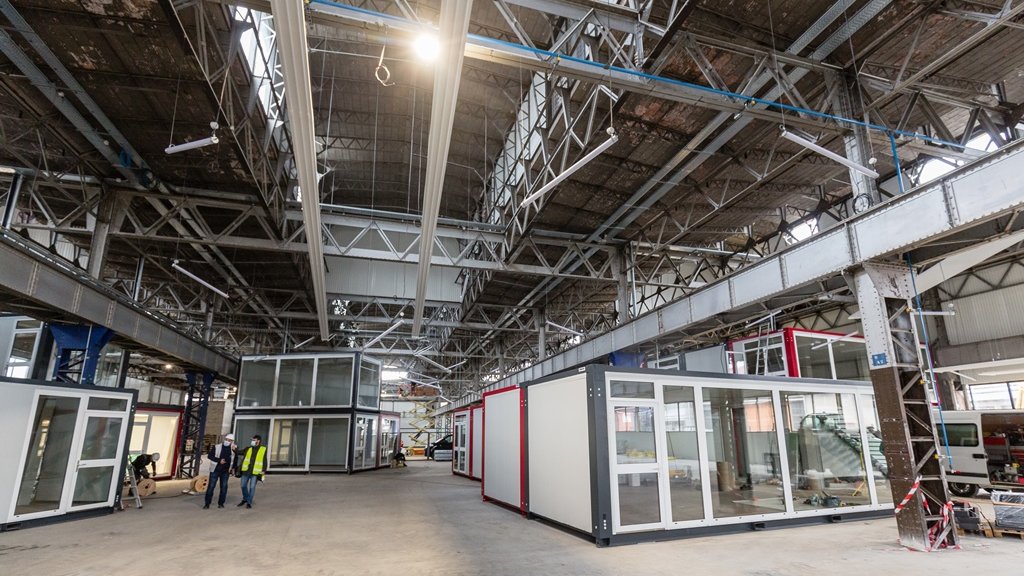 Pays de Montbéliard (@paysmontbeliard) on Twitter photo 🏗 Les travaux du <a href="/Matternlab/">Mattern Lab</a> avancent à grand pas sur l'ancien site PSA nord à #Sochaux !
✅ Les modules Algeco viennent d'arriver dans le bâtiment S02. Ouverture prévue en janvier 2022.
ℹ matternlab.com
📸 Photo Tim Platt pour PMA. 🏗 Les travaux du <a href="/Matternlab/">Mattern Lab</a> avancent à grand pas sur l'ancien site PSA nord à #Sochaux !
✅ Les modules Algeco viennent d'arriver dans le bâtiment S02. Ouverture prévue en janvier 2022.
ℹ matternlab.com
📸 Photo Tim Platt pour PMA.