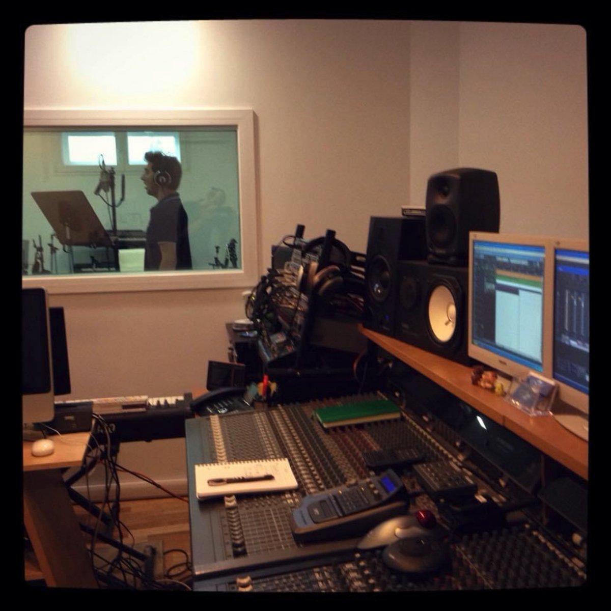 elvisnick_real's tweet photo. On this day in 2014 I was recording the last voices of #FollowThatDream at @pmsstudio! 🎶
—
Sette anni fa stavo registrando gli ultimi cori dell’album “Follow That Dream” a #PMSStudio!
#thursdaymorning #thursdaythoughts #tbt #onthisday #recordingstudio https://t.co/wEDZyuYM0w