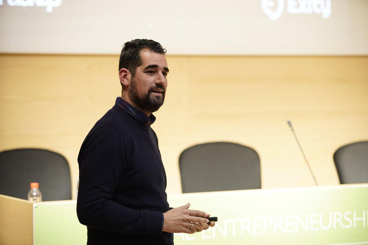 linkbyuma's tweet photo. #Linkers! Ayer más de 100 personas normalizaron el fracaso entre humor y risas escuchando los errores profesionales de tres #emprendedores de la @InfoUMA en la #FuckupNights🤯, un evento integrado en el programa de actividades de nuestro⚡#FlashSession Hackathon⚡ https://t.co/ypWWUyZ4Rl