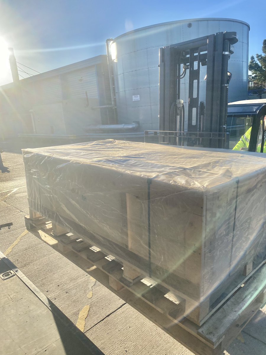 scott2gocourier's tweet photo. A stunning but crisp December morning and the first job of the day completed
This 350kgs audiometric booth was delivered here by 10.00am to meet engineers on site #Hamble #coldstart #morningsunshine #curtainside #logistics #timeddelivery #southcoast https://t.co/CR6yUbovdm