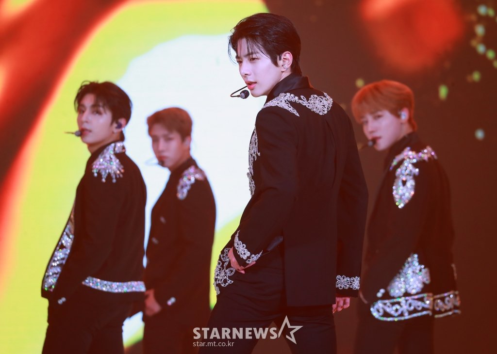 theseoulstory's tweet photo. [#2021AAA] Golden Child performing 'Ra Pam Pam' and 'Ddara' at the 2021 Asia Artist Awards today! https://t.co/K5sRLB7219