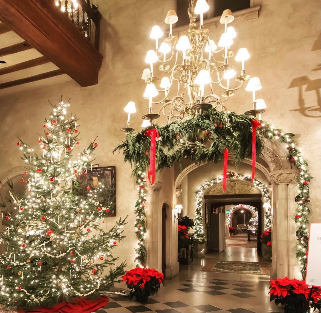 DiscoverLINY's tweet photo. Stroll through the historic Coe Estate Mansion on the Gold Coast after hours as it is glowing with holiday cheer for the season โจ๐
More info here: https://t.co/8dI4WIvhZu
๐ธ: @plantingfields
#discoverlongisland #longisland #plantingfields #goldcoastmansion https://t.co/Ss8nAvQzyi