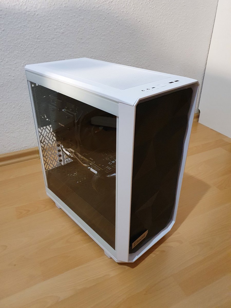 Tahilzy's tweet photo. I build my first PC, with the help of @Totokumaa https://t.co/wCPeqY4ctx