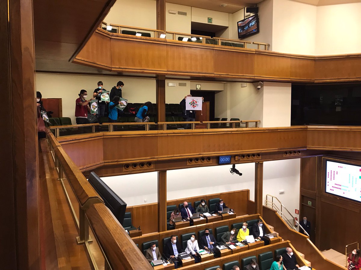 gara_iiriondo's tweet photo. Protesta de Araba Bizirik contra la Ley Tapia en el Parlamento. La presidenta los ha expulsado. https://t.co/7JC6IQl3W3