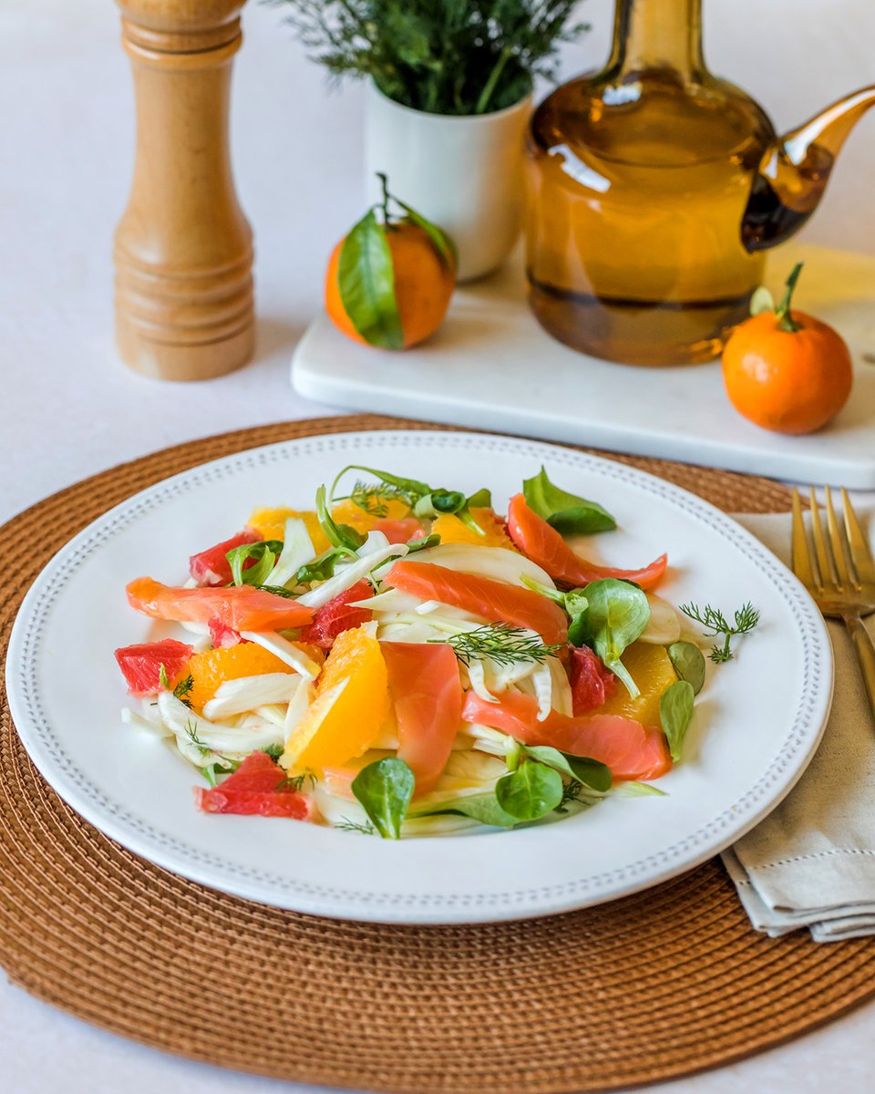 ClubRoyalOnline's tweet photo. 🍊  Ensalada de salmón ahumado, hinojo y cítricos 🍊
¿Sabías qué...los cítricos como las naranjas, mandarinas o pomelos combinan perfectamente con el salmón ahumado? Prueba de ello es la receta que hoy te proponemos👇👇👇 
https://t.co/Bc4bykwALG https://t.co/aqxEHCL6wB