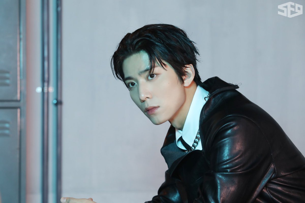 Just how dazzling I could be even in ink-like colored outfits? Mayhaps, it’s already in my nature that I beam effortlessly.