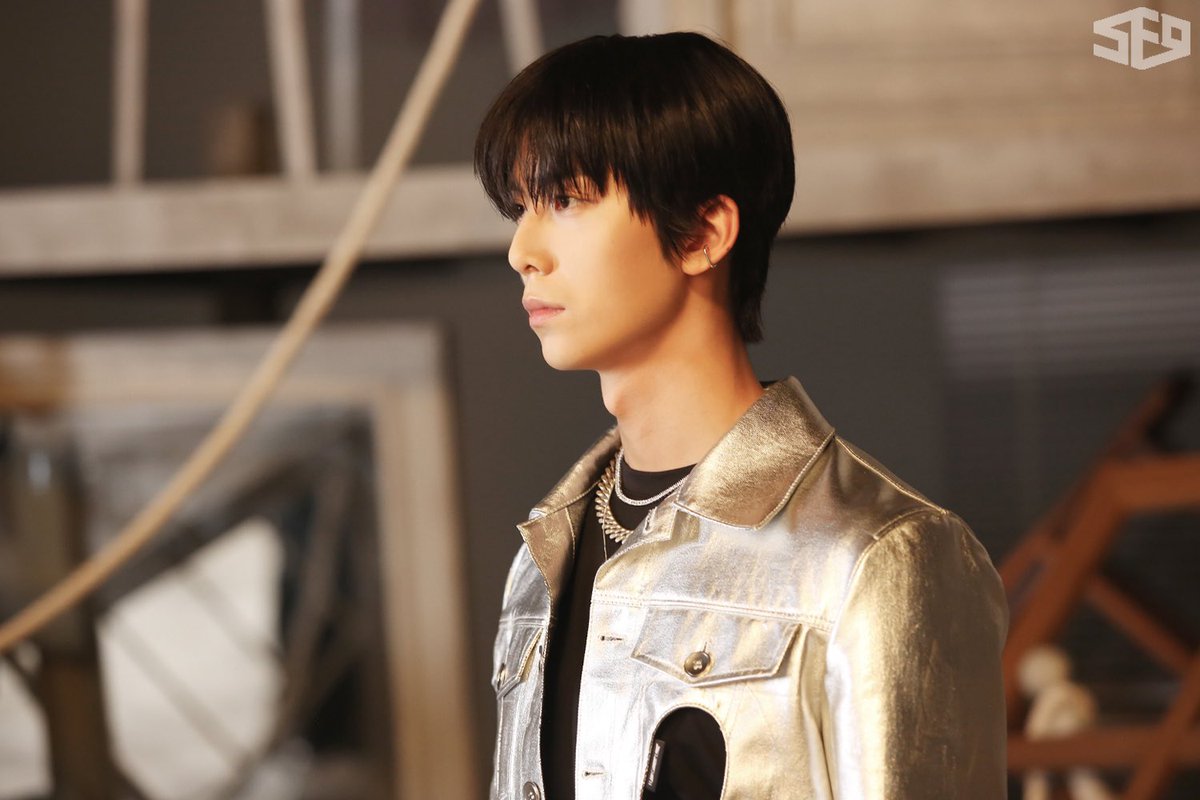 All hail, the most imposing theme for Turn Over’s photoshoot. The jacket and all those might be less distinctive comparing to the other ones; yet, I personally fancy this one since it suits my pristine image the best.