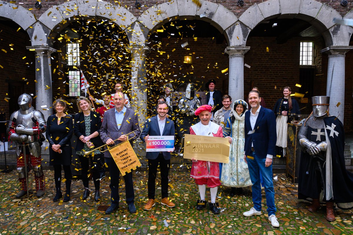 Heuglijk nieuws! 🎉 @KasteelHoen is dit jaar de publieksfavoriet en wint daarmee de @VriendenLoterij museumprijs 2021! Museum @volkenkunde en @AmsterdamMuseum eindigen op de tweede en derde plaats. 🥳 Meer lees je op: nieuws.vriendenloterij.nl/kasteel-hoensb…