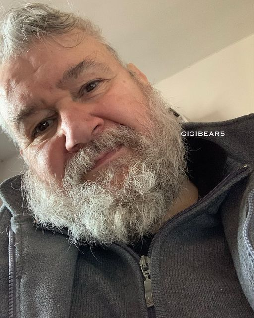 Gigibear5Gigi's tweet photo. Benedetto raffreddore ho il naso in fiamme - damn cold nose is burning #bear #beard #daddybear #chunky #bearface #bearlife #bearstyle #bearlover #bearfan #beardody #bodypositivity #ageisjustanumber #cold #runningbose #instabear #bearsofinstagram #loveislove #gay #gaymature https://t.co/YMd0pdcKUf