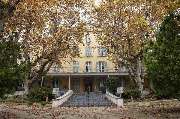 REPORTAGE - Ex-détenus : un accueil inconditionnel à l’Ehpad Saint-Barthélemy ] par <a href="/MaxRicard_ASH/">Maxime Ricard</a> 

A Marseille, un Ehpad unique en son genre héberge, au milieu d’autres résidents, une dizaine de personnes venues du monde carcéral
<a href="/SaintJeandeDieu/">Saint Jean de Dieu</a> 

👉 buff.ly/3G5No2F