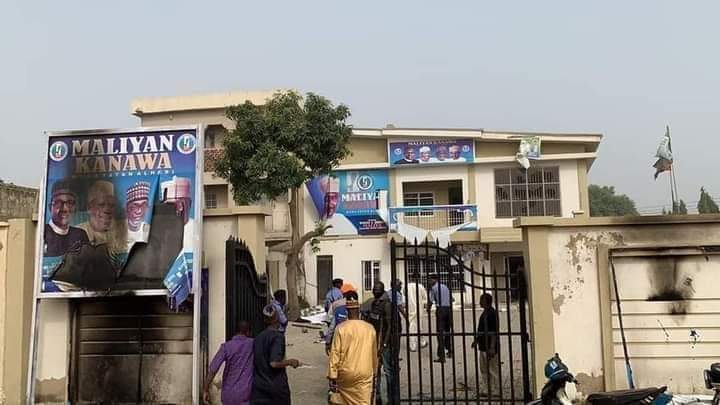 HotnewsN's tweet photo. Ganduje Faction Of APC Attacked The Office Of Senator Barau Faction Of The APC In Kano. https://t.co/K1vinUFt37