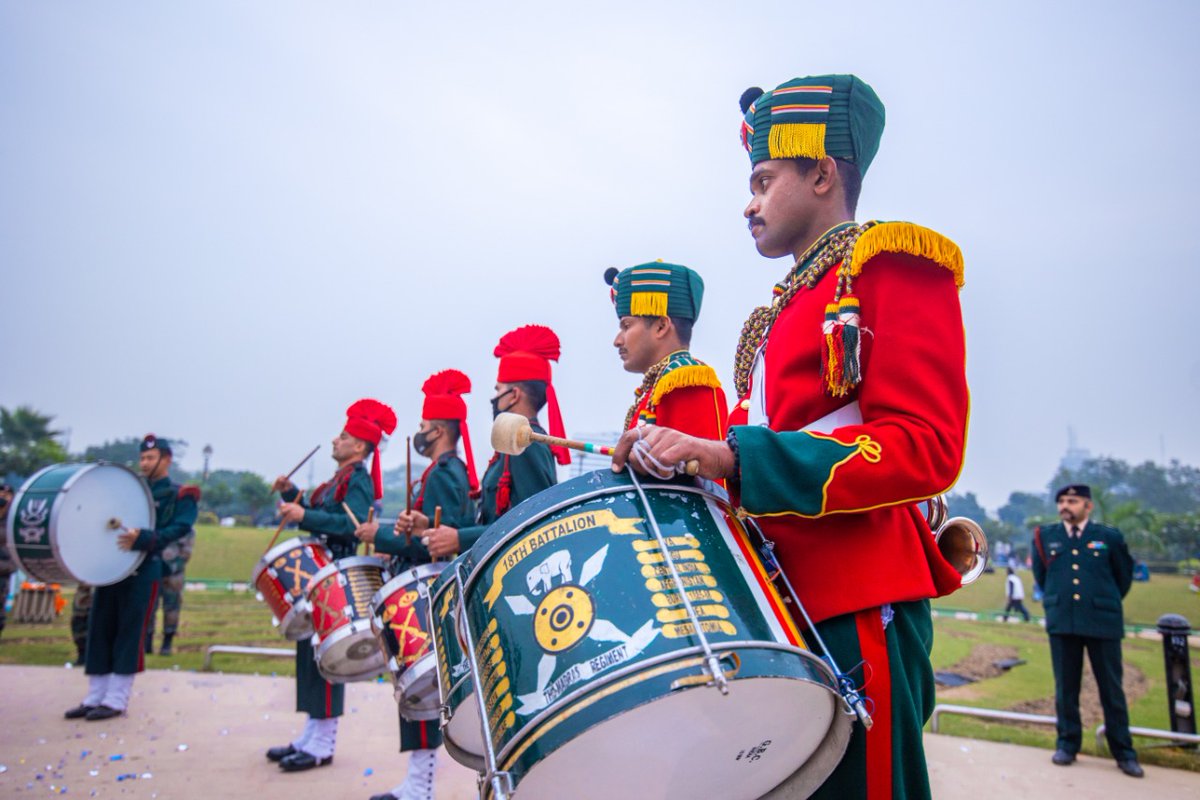 adgpi's tweet photo. “स्वर्णिम भवति भारतम्”

#ConnaughtPlace, #NewDelhi reverberates with the rhythm &amp; beats of precursor activities of #VijayParv celebrations.

#SwarnimVijayVarsh
#AmritMahotsav https://t.co/YC4Q3K8oaC