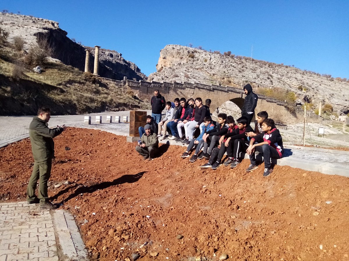 02.12.2021 tarihinde Nemrut Dağı Milli Parkı Cendere Köprüsünde , Kahta Girne Ortaokulu öğrencileri ile birlikte yapılan Fidan Dikim Etkinliğinin ardından ögrencilere Doğa Turizmi, Milli Park, Biyoçeşitlilik, Biyo kaçakçılık ve Yaban Hayatı konularında eğitim verildi.