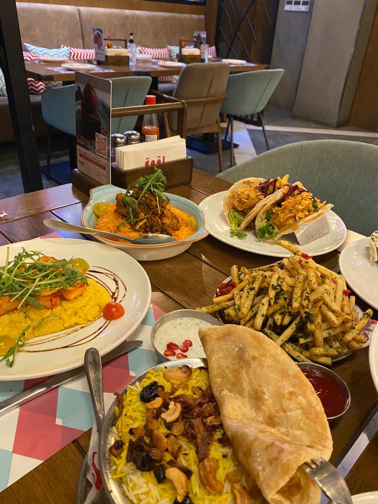Menu_amaken's tweet photo. من الامارات للسعودية 🇦🇪 
لقمة الغني عن التعريف من المطاعم اللذيذة واللذيذة جُدا ،خيار مثالي اذا كنتوا بتعزمون احد وتبون اكل خليجي لذيذ 👌🏼
وايضاً المنيو عندهم يجمع لكم بين اذواق مُختلفة ويقدمون ايضا الافطار الشعبي وانواع من الحلا
#مطاعم_الرياض #لقمه #الرياض #ترند #اماكن_الرياض https://t.co/DSkc4u6HKE
