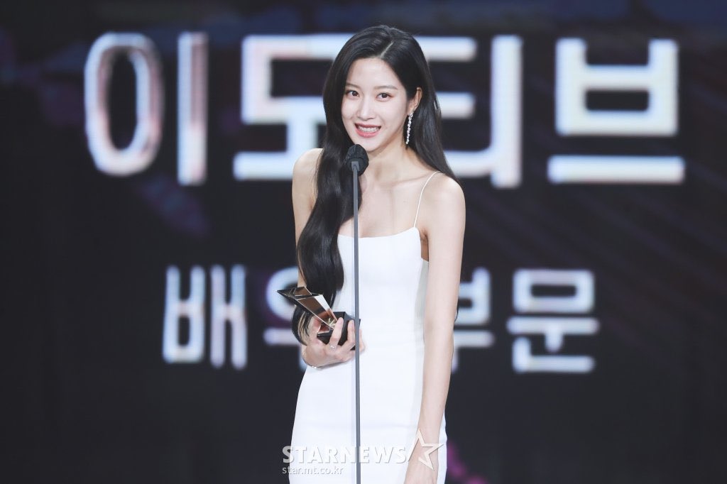 Kayourng's tweet photo. I never have thought that I would bring a trophy home tonight, but turns out I bring one. It has been an honour for me to receive the Best Emotive Award and I would send my gratitude to everyone who has always give me a lot of support and love. Thank you so much, xx. https://t.co/NyDtfVN239