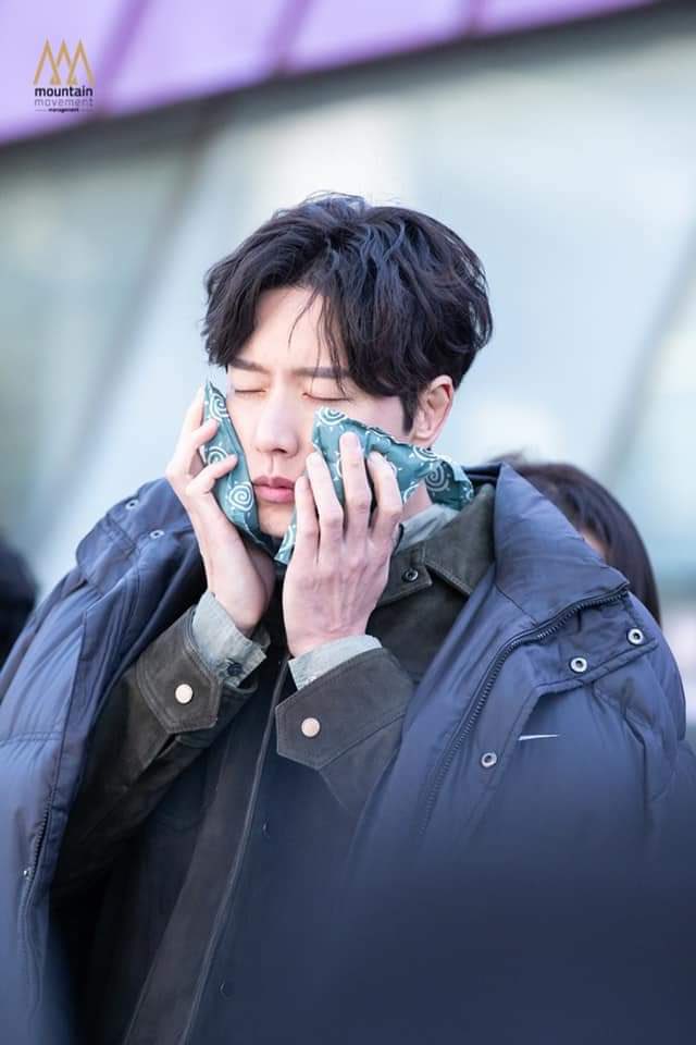 phjofficialtr's tweet photo. Dizi çekimi devam ediyor 🎥

Parkhaejin IG güncellemesi :
 "Sıcak bir paketin sıcaklığı... Umarım herkes sıcak bir gün geçirir~"

#ParkHaeJin #박해진 #지금부터쇼타임 #Itsshowtime #FromNowOnItsShowtime https://t.co/yiGHzwyd3p