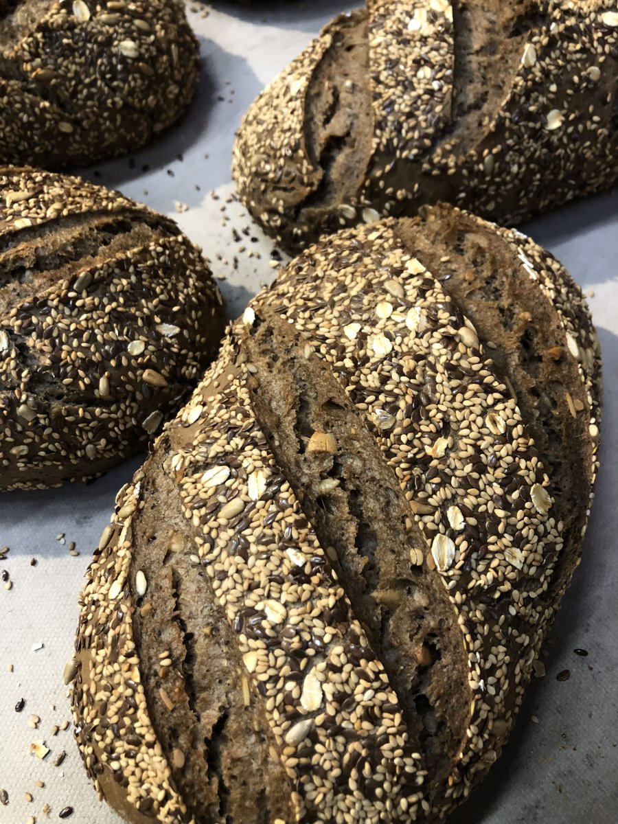 Harina de centeno molida a piedra y cereales, siempre la mejor calidad a la hora de elaborar nuestro pan alemán artesano #Panaleman #Maestrospanaderos