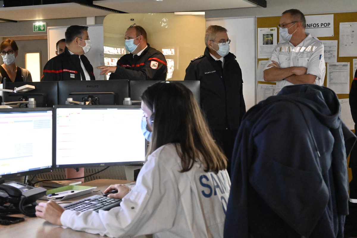 sdis01's tweet photo. Alain Thirion, Directeur général @SecCivileFrance @Interieur_Gouv est en visite au @sdis01 et plus particulièrement de la plateforme commune des appels 15-18-112.
Échanges actuellement entre M. Thirion et #pompiers sur les missions d'assistance. https://t.co/osNorV6NxF