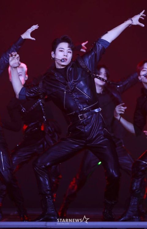 아니 띠잘 ㅅㅂ 옷을 입엇는데 입엇은데
입은거마자? ㅅㅂ 미챳나 이게 뭔