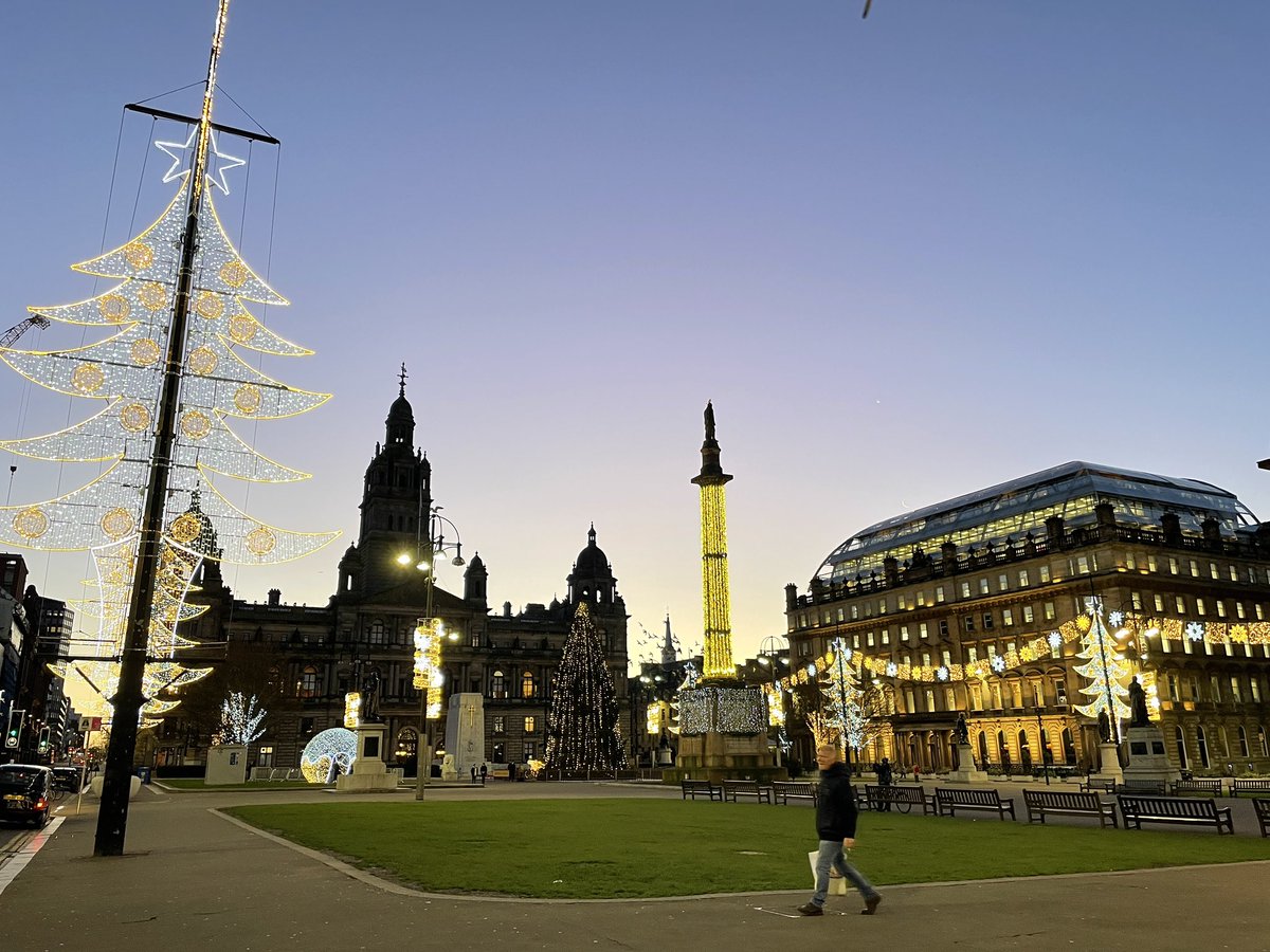 tomgcreative's tweet photo. George Sq #glasgow looking in the mood for #Christmas2021 on my way to do business #portraitphotography with my travelling studio @BowensFlash @CanonUKandIE https://t.co/0YLcABwFzK